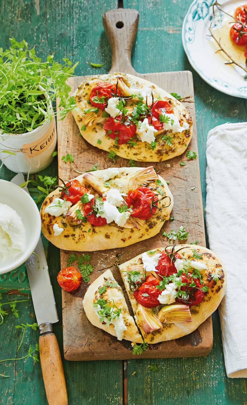 Pizzafladen mit Artischocken, Tomaten und frischem Kerbel | SoIsstItalien Pizzafladen mit Artischocken, Tomaten und frischem Kerbel | SoIsstItalien