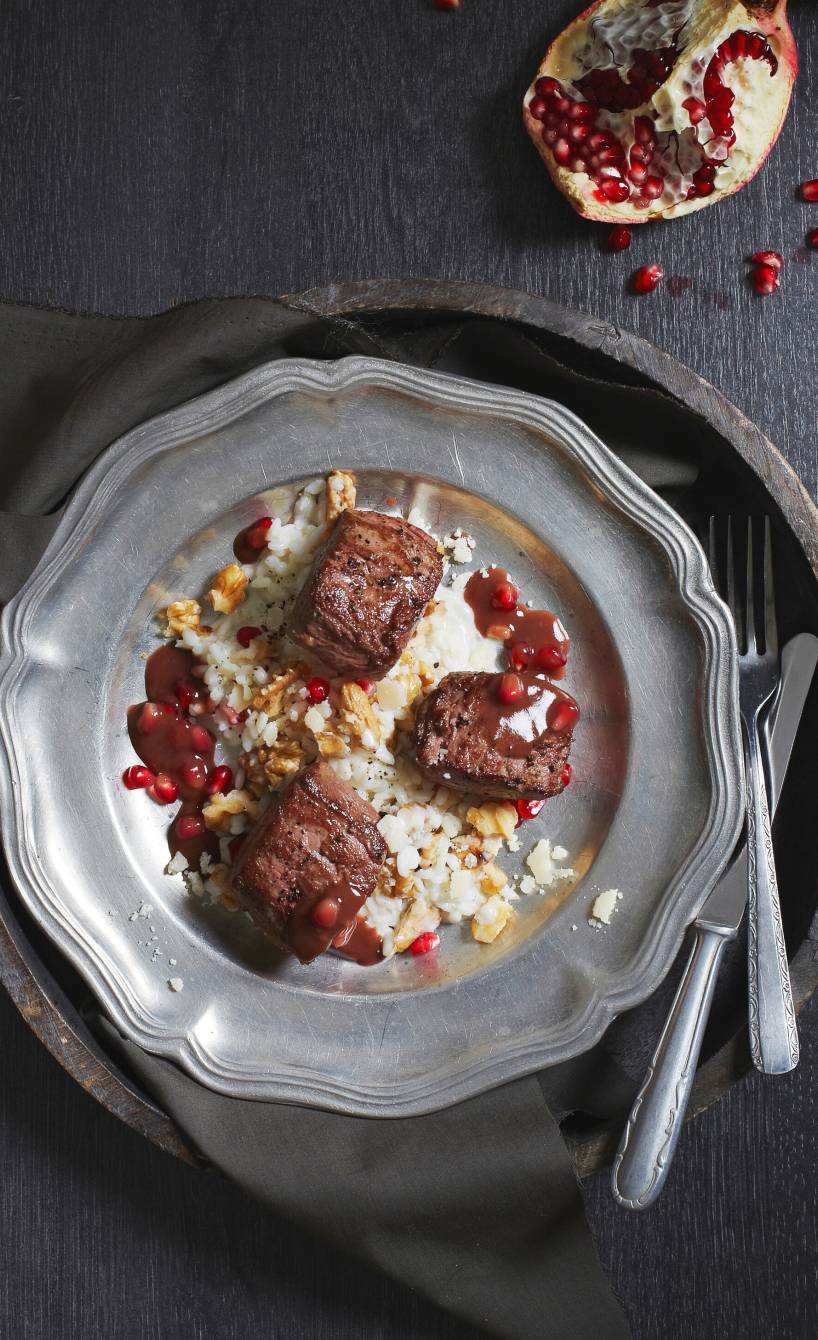 Rehmedaillons mit Rotwein-Granatapfel-Soße und Walnussrisotto