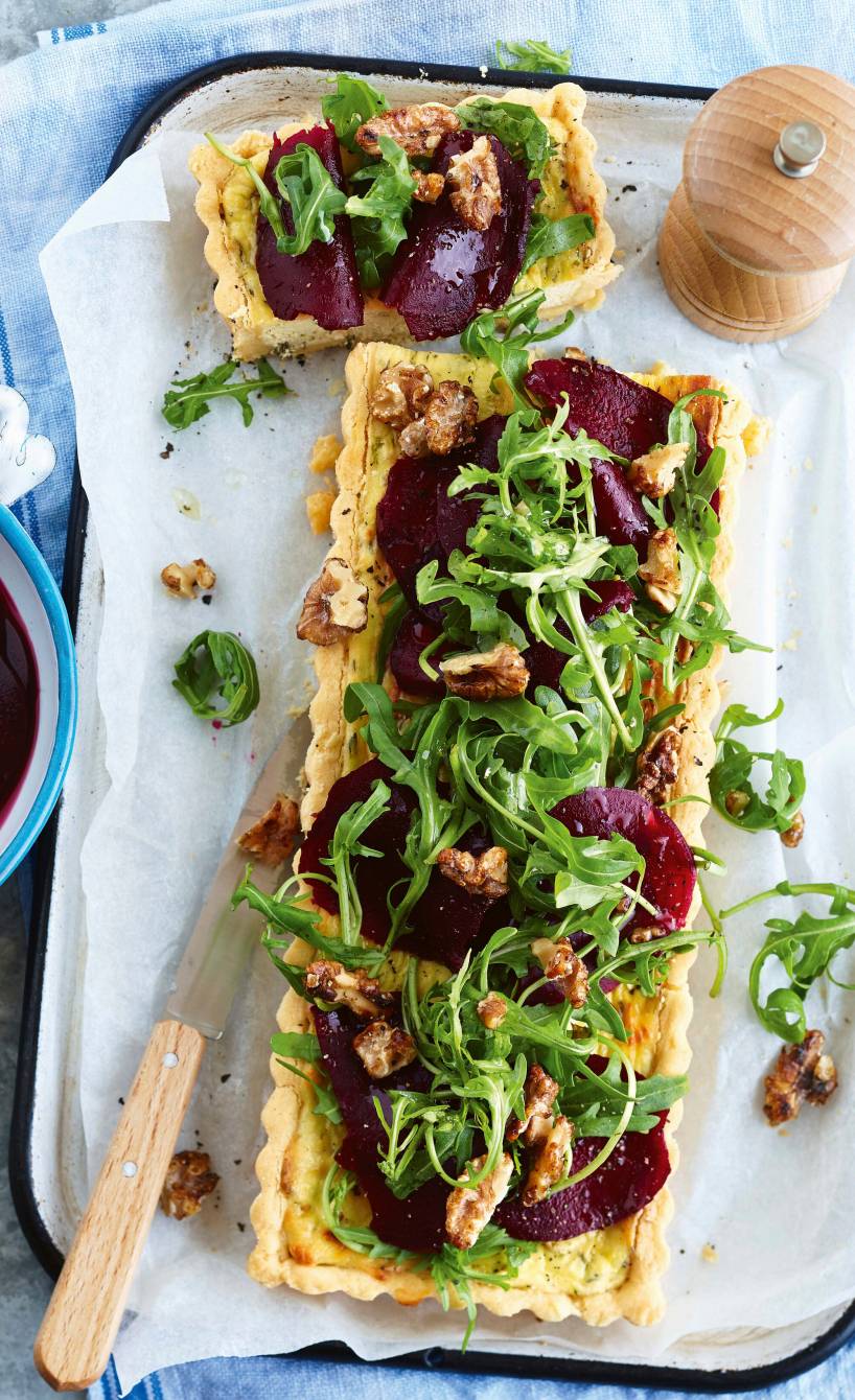 Ricotta-Ziegenkäse-Quiche mit Roter Bete und Rucola