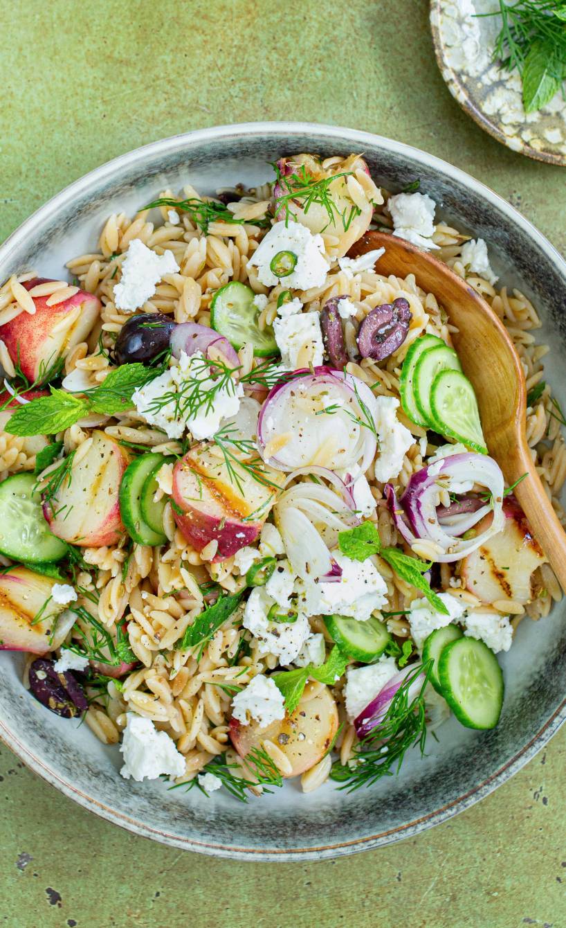 Risoni-Feta-Salat mit gegrillten Pfirsichen