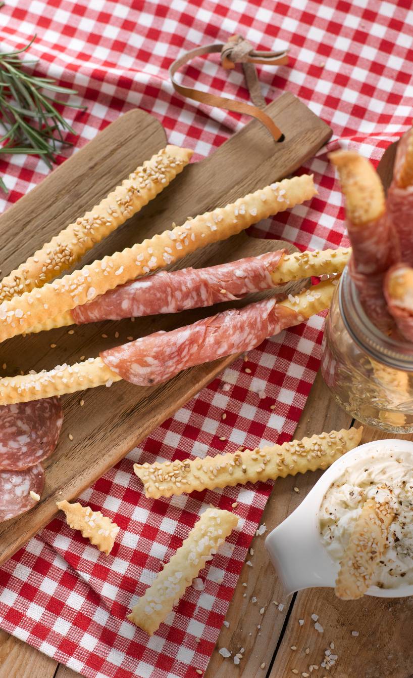 Salami-Grissini mit Gorgonzola-Dip