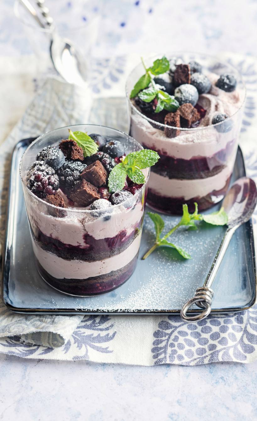 Schichtdessert mit Schokolade, Blaubeeren und Brombeeren