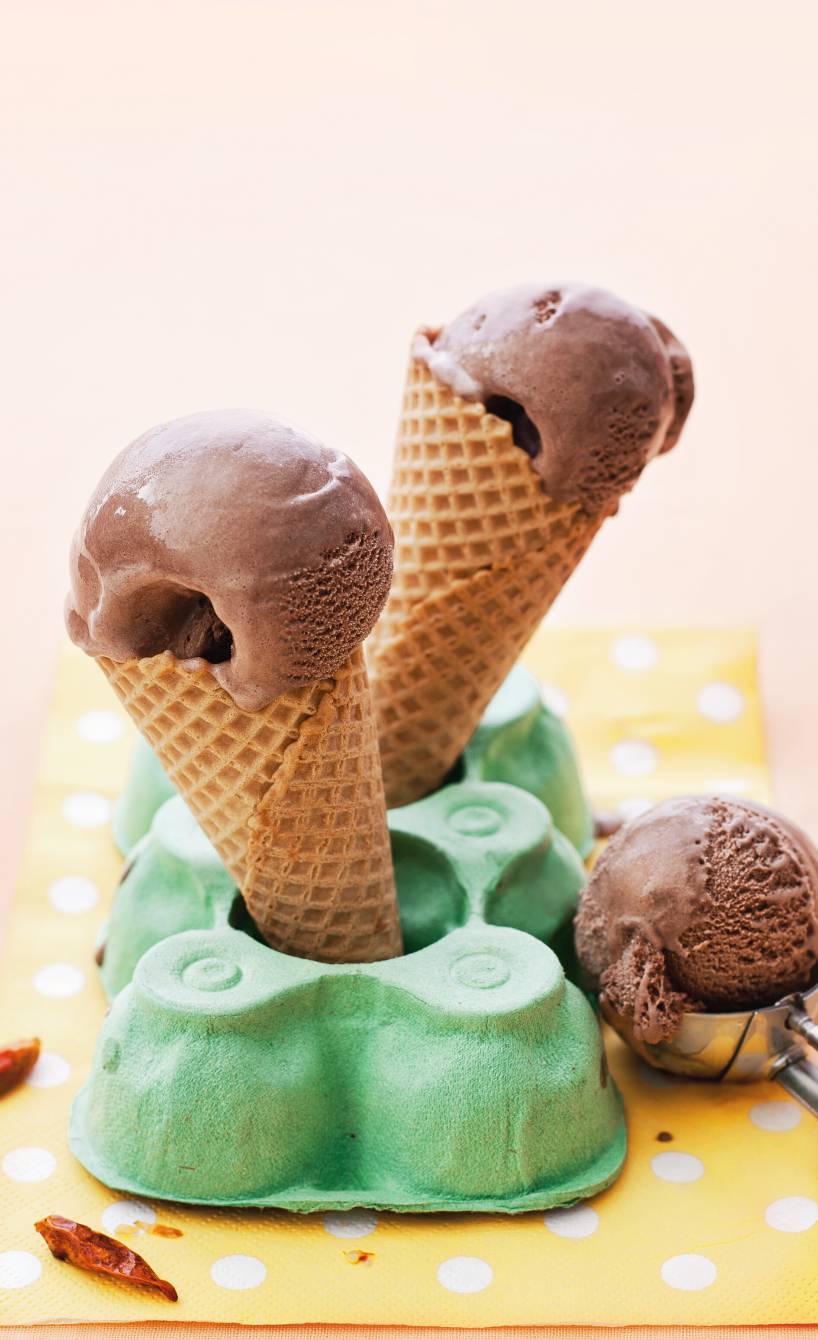 Selbstgemachtes Schoko-Chili-Eis als Kugeln in Waffelhörnchen angerichtet