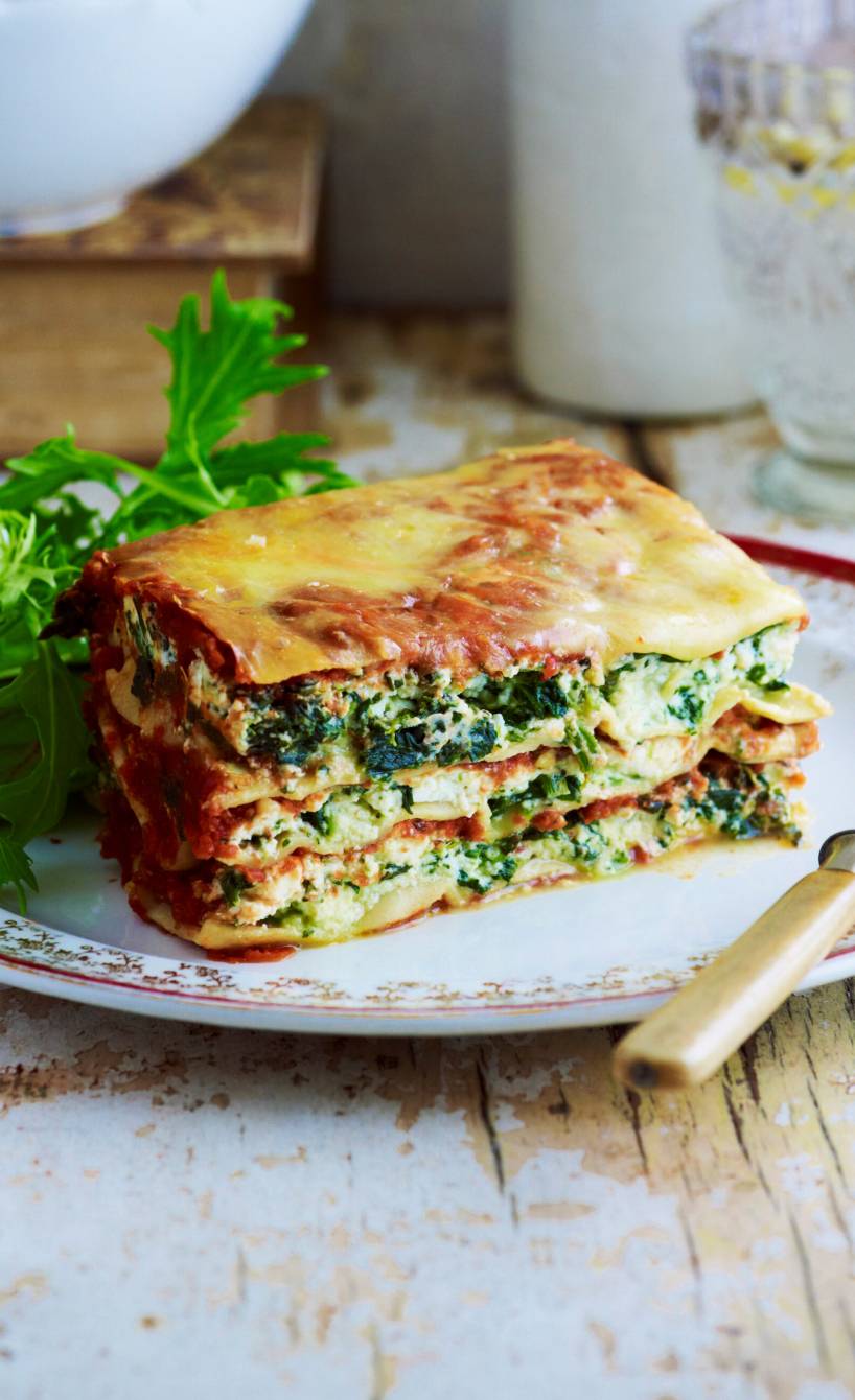 Ein Stück Spinat-Ricotta-Lasagne angerichtet auf einem Teller