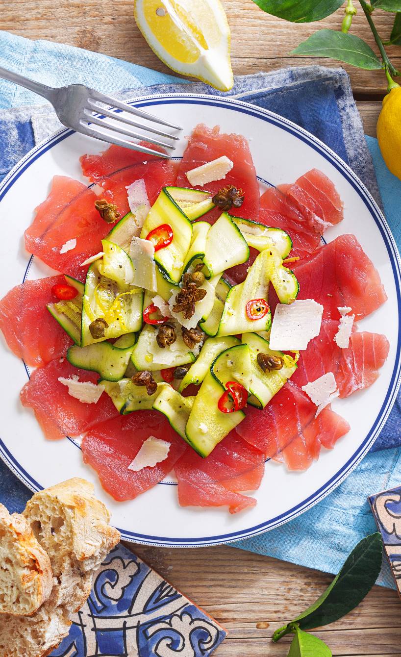 Thunfischcarpaccio mit Zucchini & frittierten Kapern