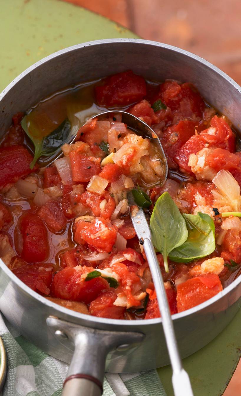Brotsuppe in einem Topf auf einem Holztisch