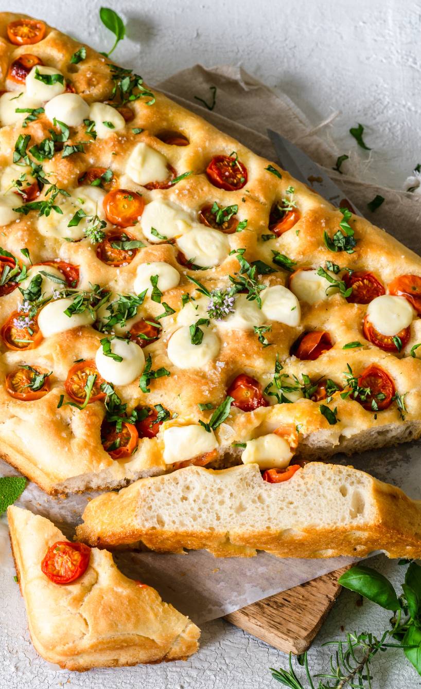 Sommerliche Tomaten-Mozzarella-Focaccia für den perfekten Abend ...