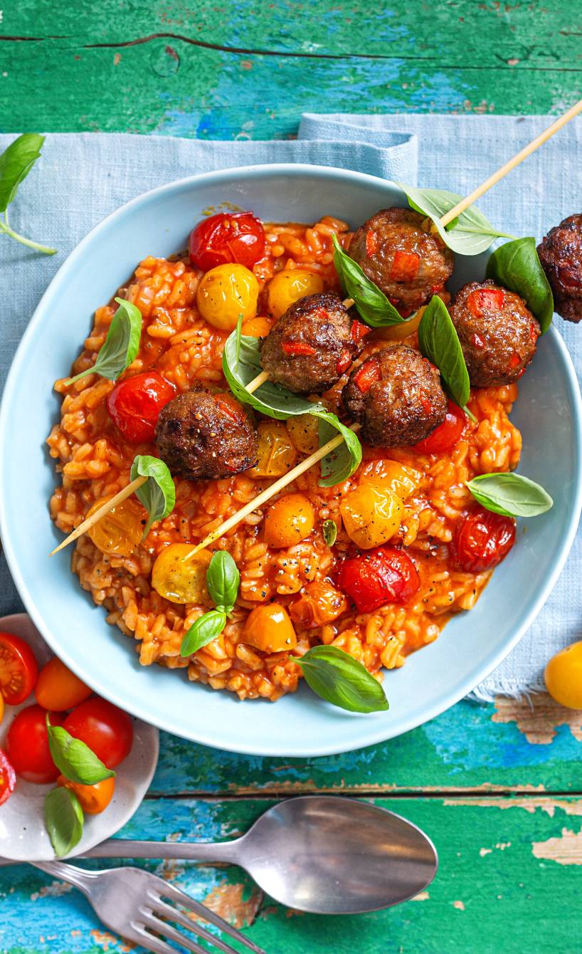 Tomatenrisotto mit Hackbällchenspießen