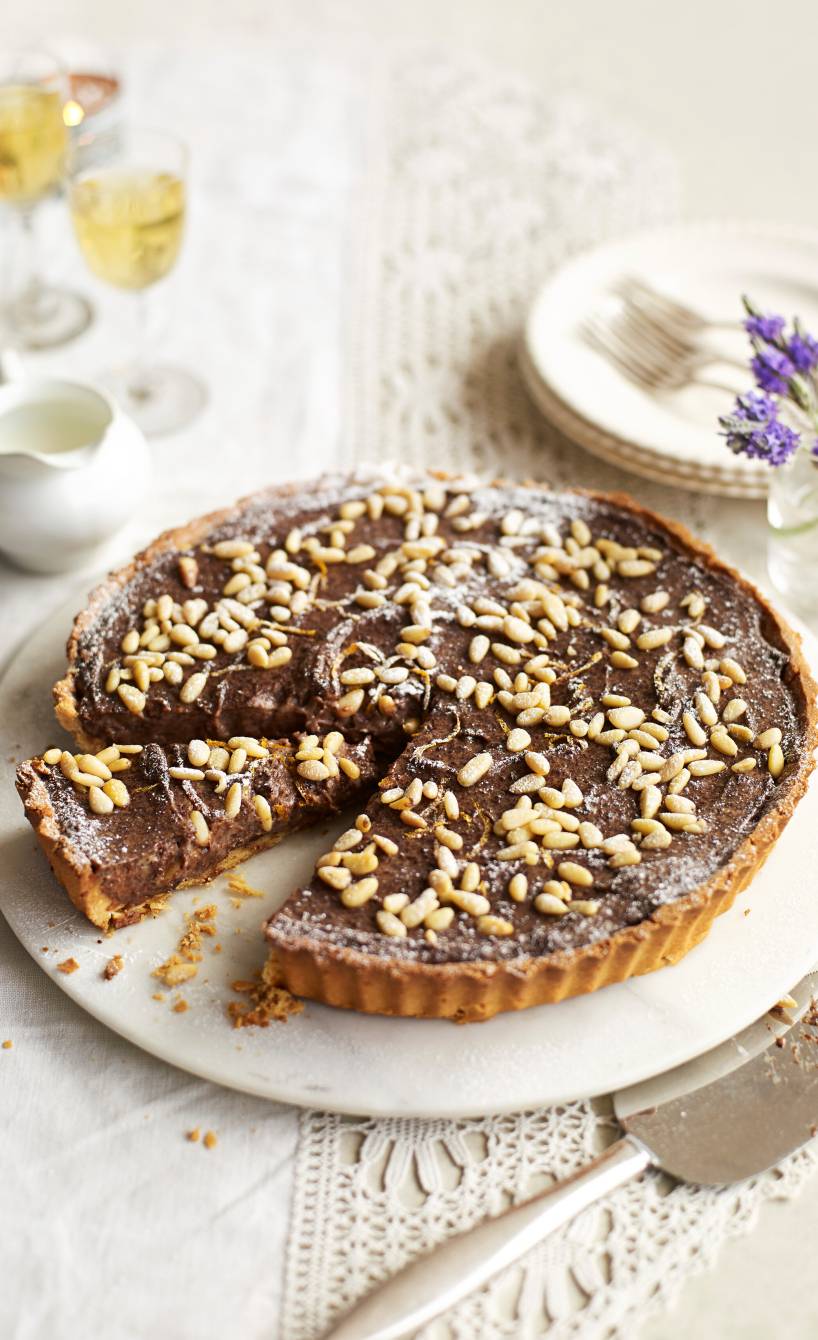 Torta della Nonna mit Schokolade und Pinienkernen