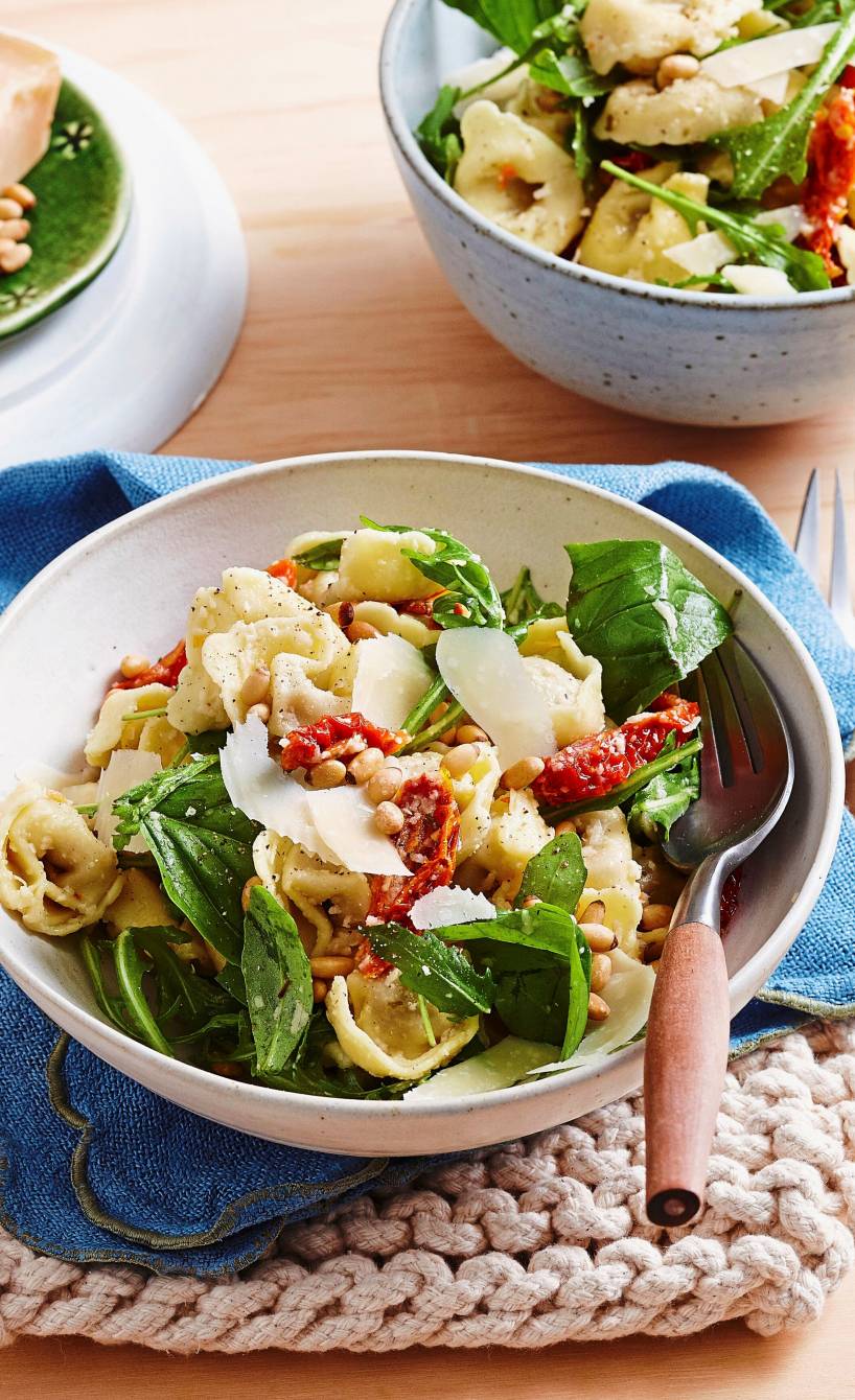 Tortellini mit Parmesan, Pinienkernen und Rucola