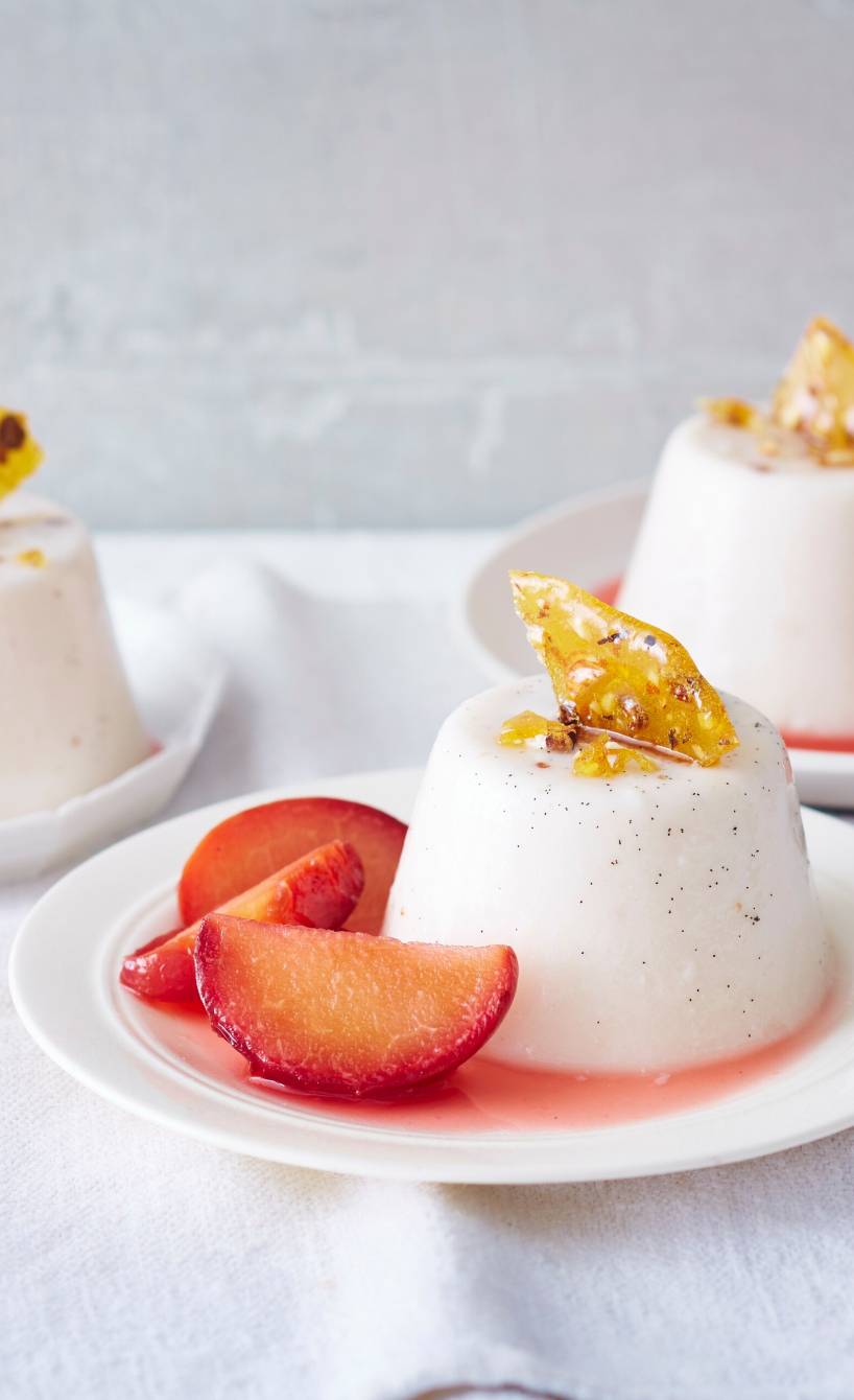 Vegane Mandelpannacotta mit Pflaumen
