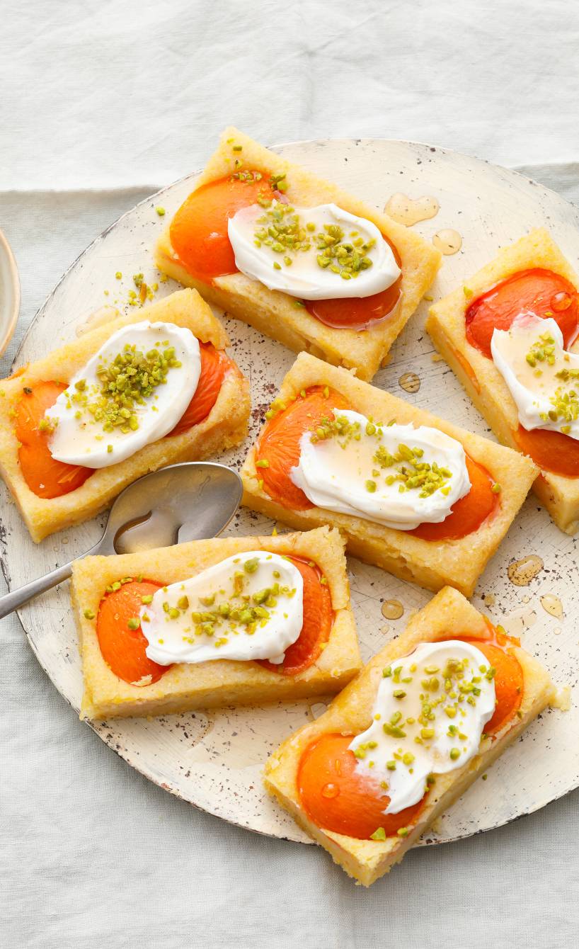 Veganer Aprikosen-Polentakuchen mit Pistazien