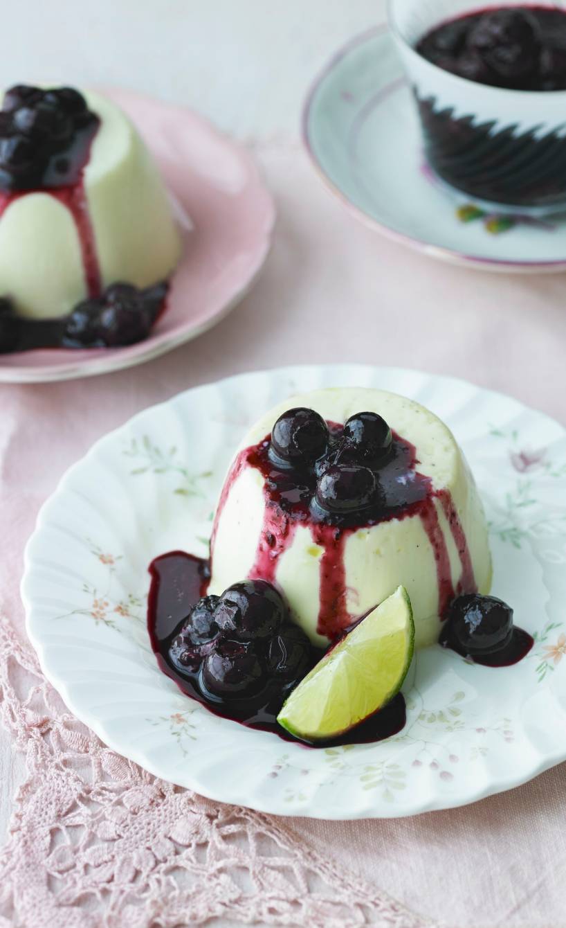 Weiße-Schokoladen-Pannacotta mit Blaubeerkompott