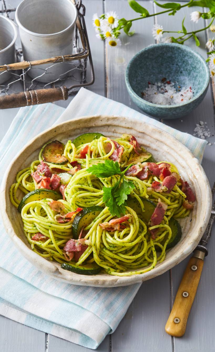Zucchini-Spaghetti mit Pesto und Pancetta
