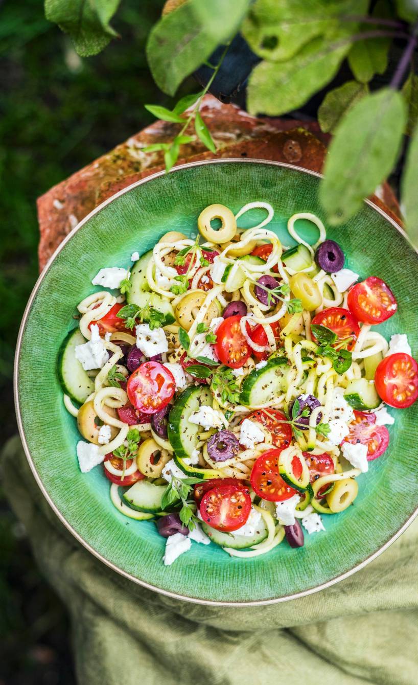 Zucchinisalat mit Tomaten, Gurke und Oliven