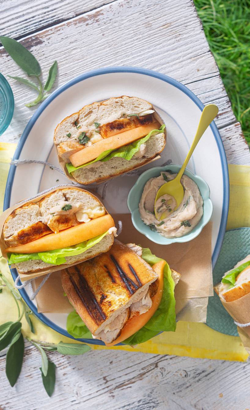 Ein Teller mit Panini mit Hähnchenbrustfilet, Melone und Büffelmozzarella