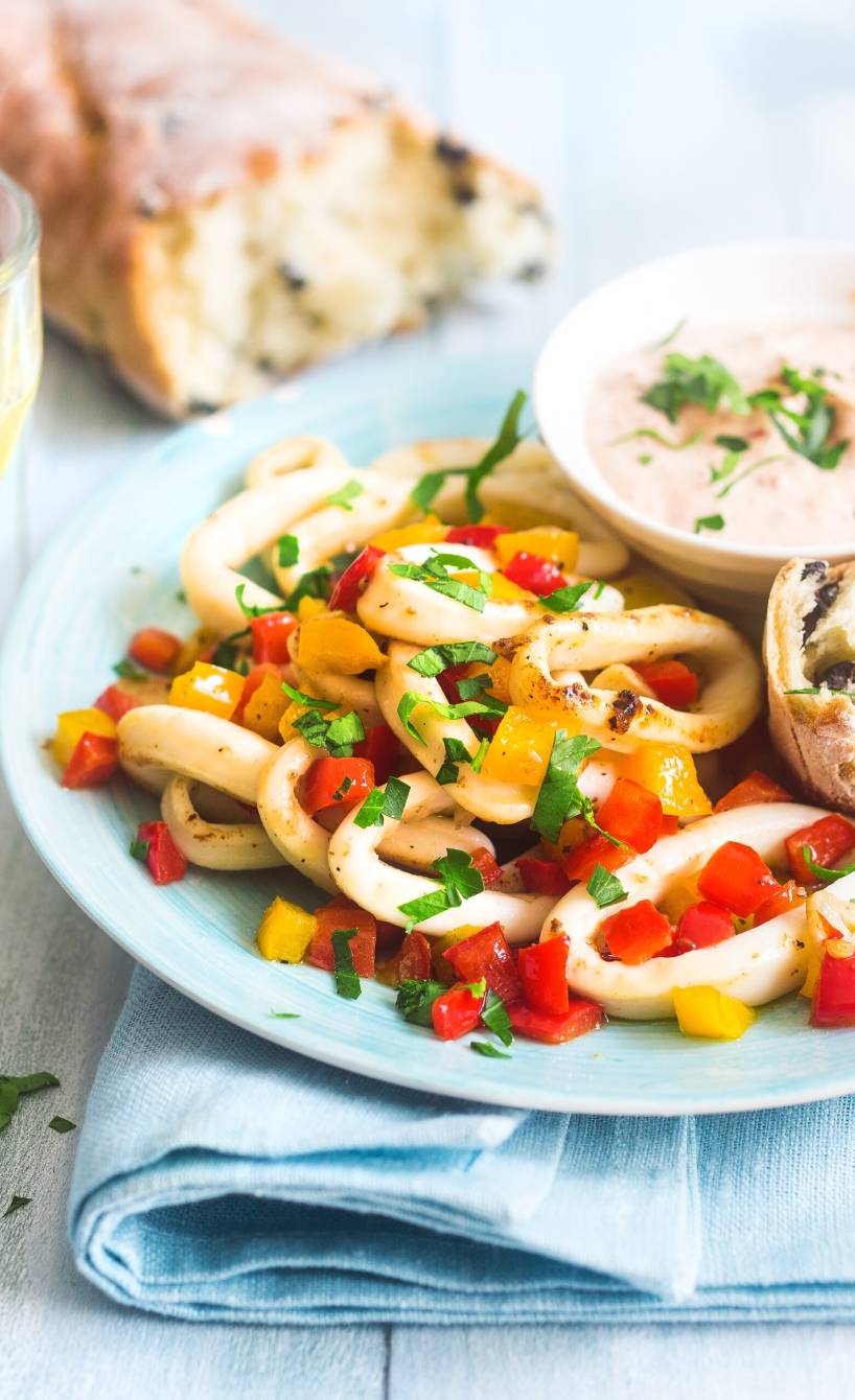 Scharfe Tintenfischringe mit Tomaten-Mayonnaise und Oliven-Ciabatta