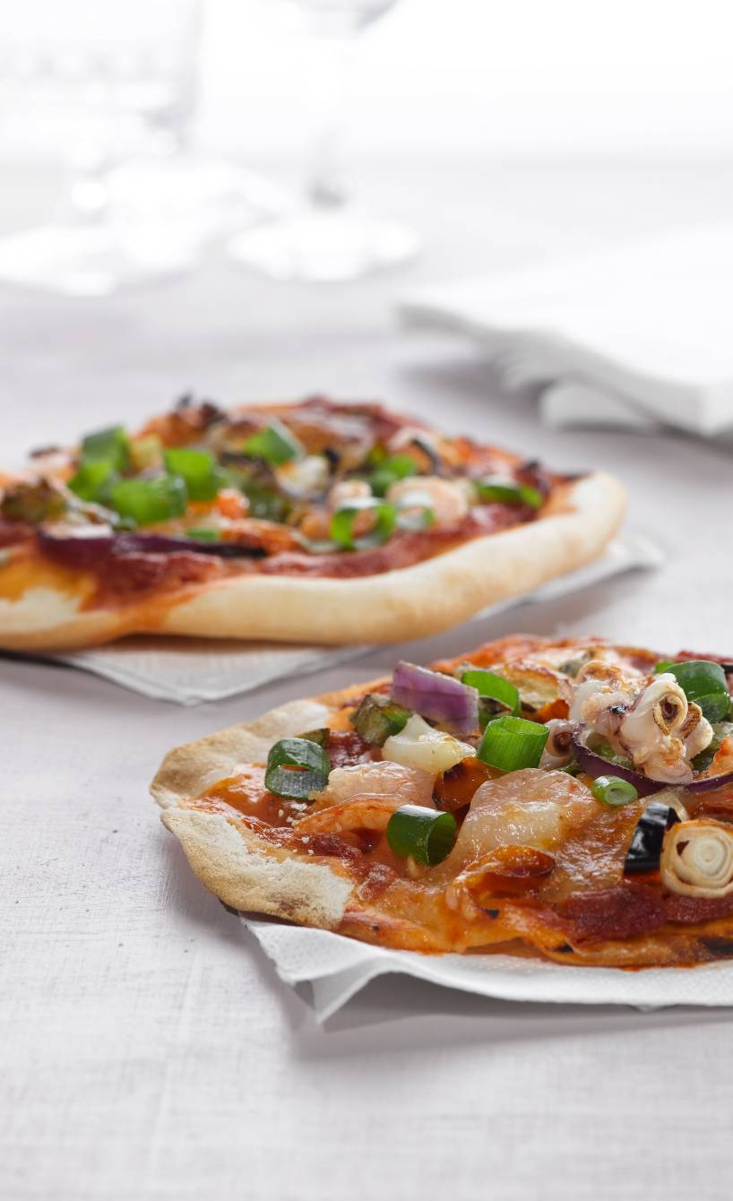 Zwei Pizza frutti di mare auf einem Tisch