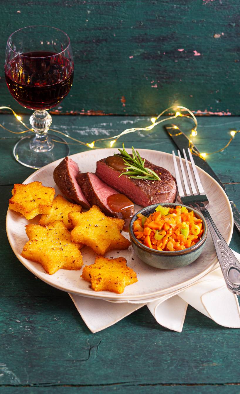 Sous-Vide-Rindermedaillons mit Polentasternen und Karottensalat