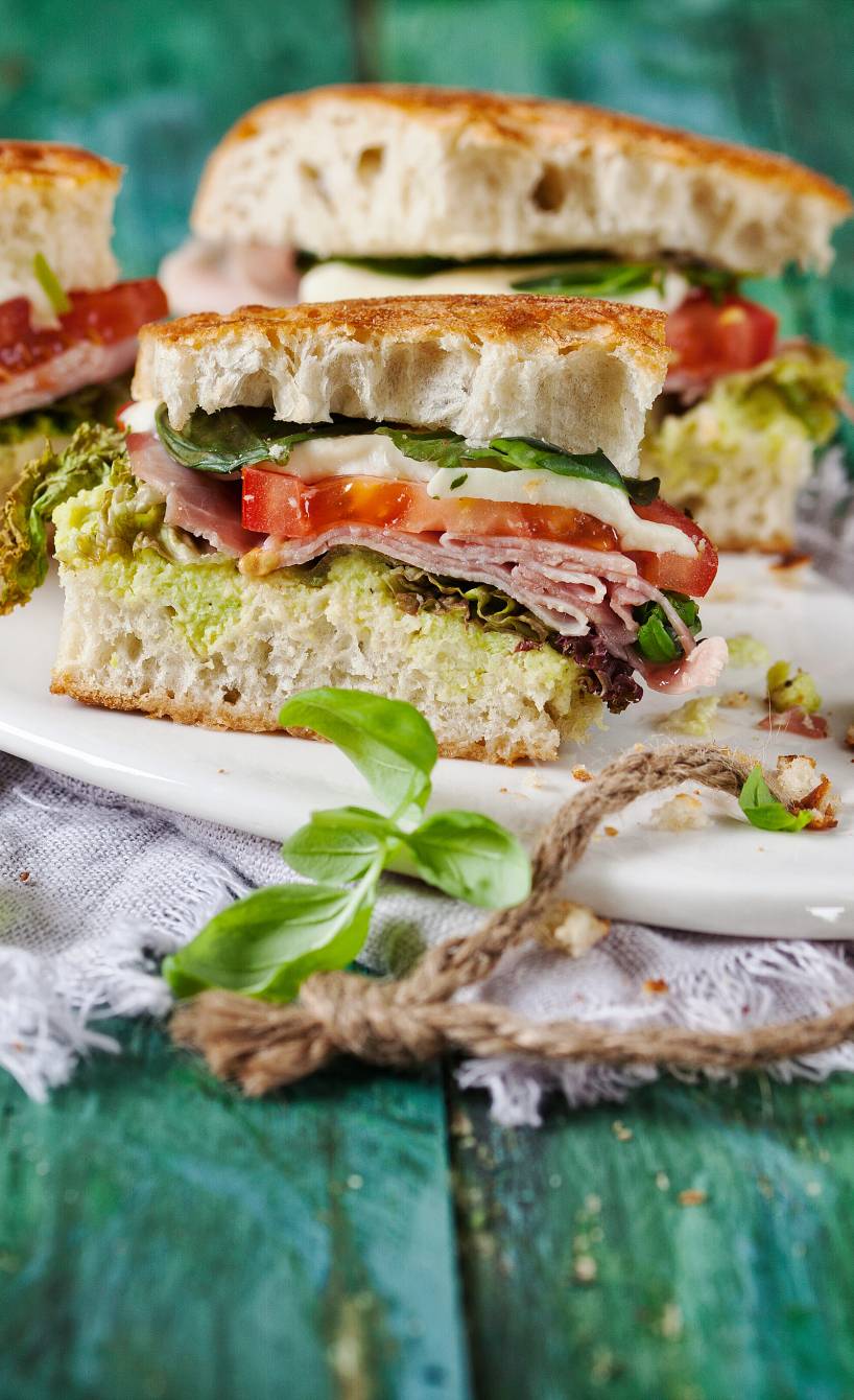 Panini mit Tomate, Mozzarella, Schinken und Avocadocreme | SoIsstItalien Panini mit Tomate, Mozzarella, Schinken und Avocadocreme | SoIsstItalien