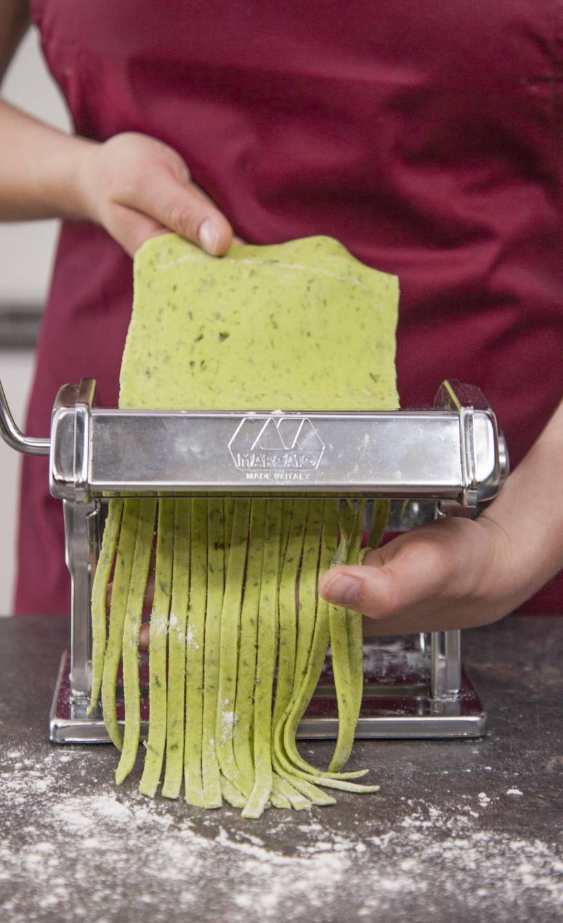 Grüne Tagliatelle selber machen, Schritt 5: Die Teigplatten mit dem Tagliatelle-Aufsatz zu dünnen Bandnudeln verarbeiten