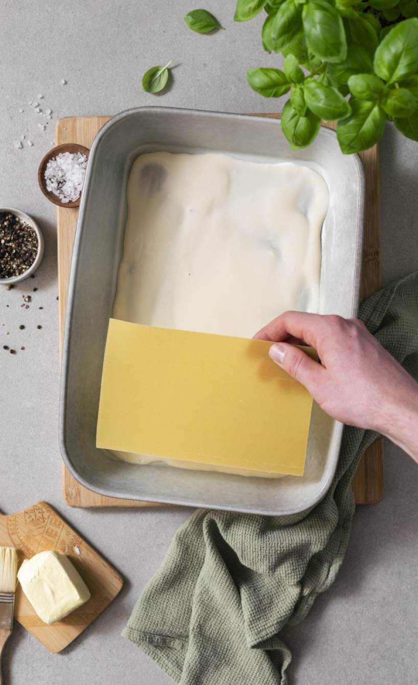 Nudelplatten in eine Auflaufform geben