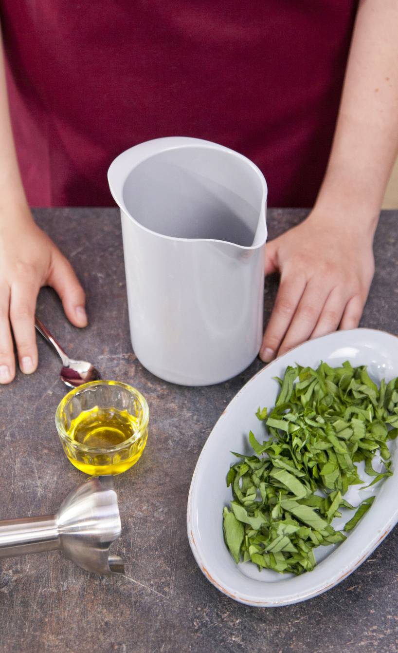 Grüne Tagliatelle selber machen, Schritt 1: Den Bärlauch waschen, trocken tupfen und grob schneiden. Mit Olivenöl und 1 EL Wasser zu einer feinen Paste pürieren.