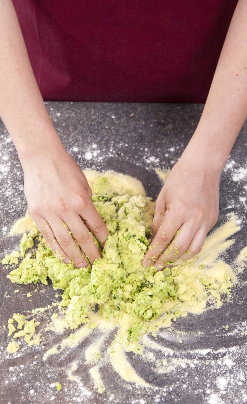 Grüne Tagliatelle selber machen, Schritt 2: Hartweizengrieß, Salz, Bärlauchpaste und ca. 120 ml Wasser auf der leicht bemehlten Arbeitsfläche zu einem glatten Teig verkneten. Ggf. etwas Mehl dazugeben, sollte der Teig zu klebrig sein