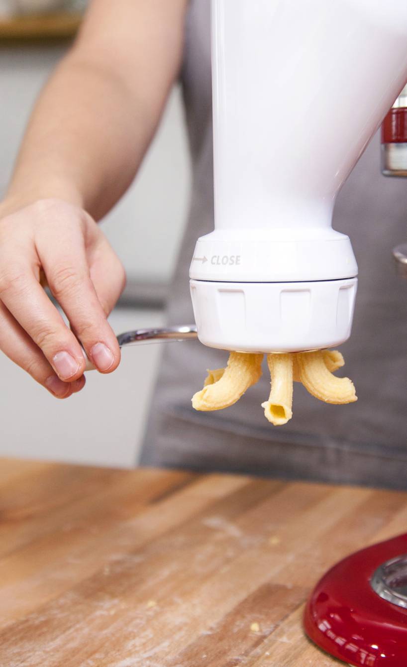 Maccheroni selber machen, Schritt 5: Den Maccheroni-Aufsatz für die Küchenmaschine benutzen. Den Teig in die Küchenmaschine geben und kurze Maccheroni herstellen