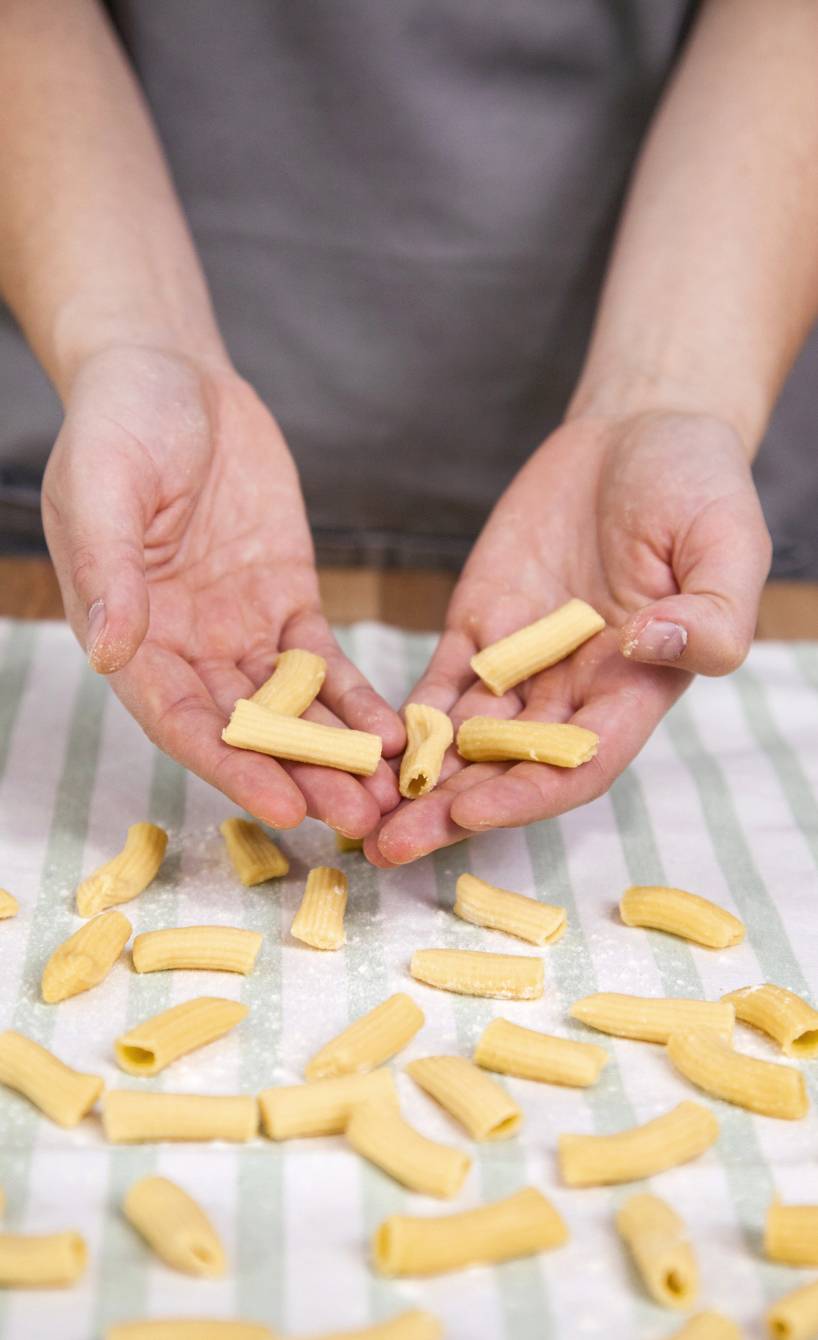 Maccheroni selber machen, Schritt 6: Die fertig geformten Maccheroni auf ein mit Mehl bestäubtes Küchenhandtuch geben und abgedeckt bis zur Verwendung ruhen lassen. Dann in kochendem Salzwasser al dente garen