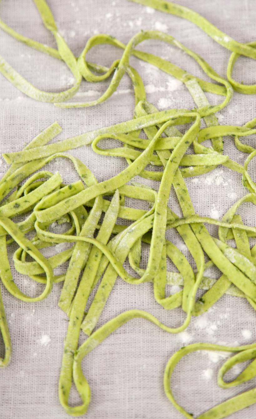 Grüne Tagliatelle selber machen, Schritt 6: Die grünen Tagliatelle bis zur Verwendung mit einem Küchenhandtuch abdecken, damit sie nicht austrocknen. Dann in reichlich kochendem Salzwasser al dente garen
