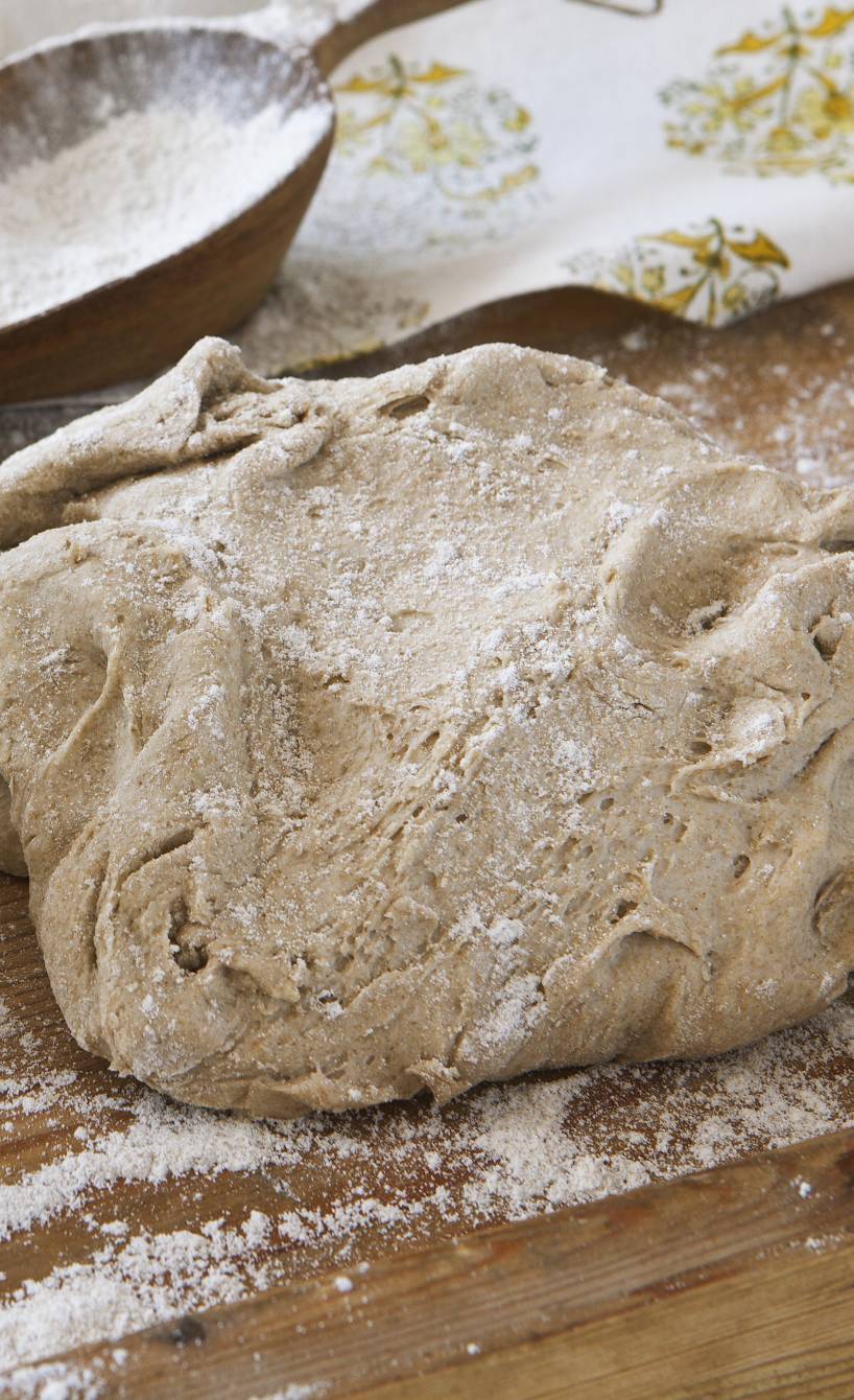 Brotteig auf einer bemehlten Arbeitsfläche