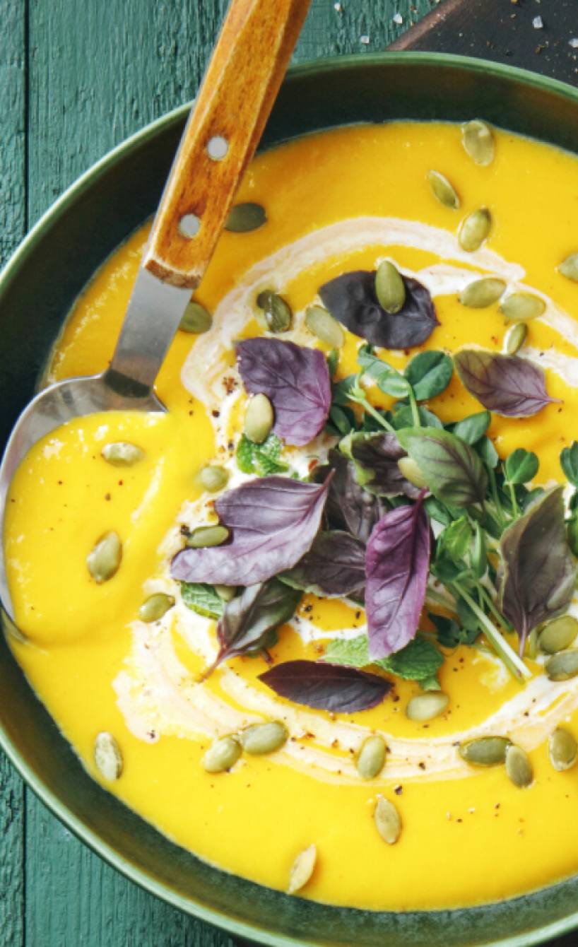 Butternutkürbissuppe in einer Schale Butternutkürbissuppe in einer Schale