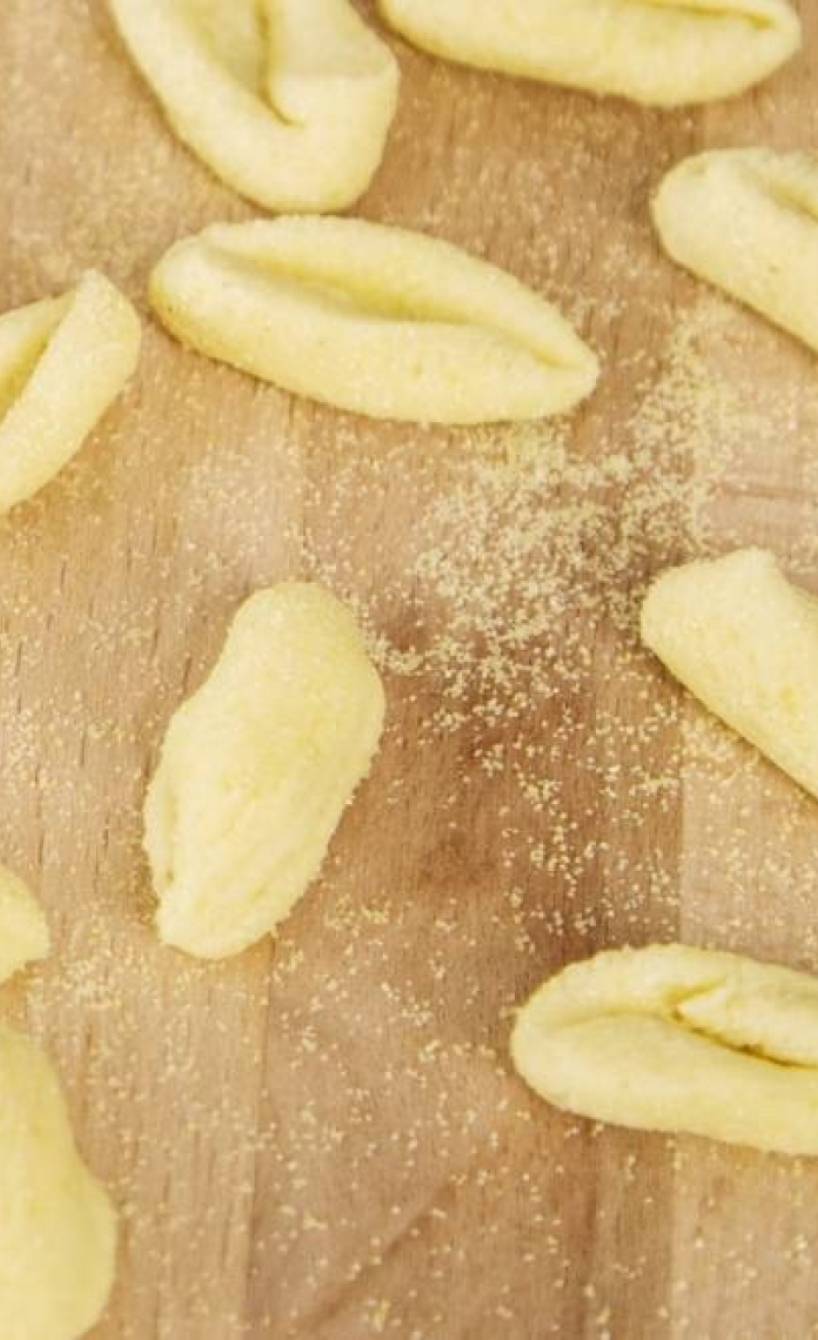 Selbst gemachte Nudeln auf einem Holzbrett