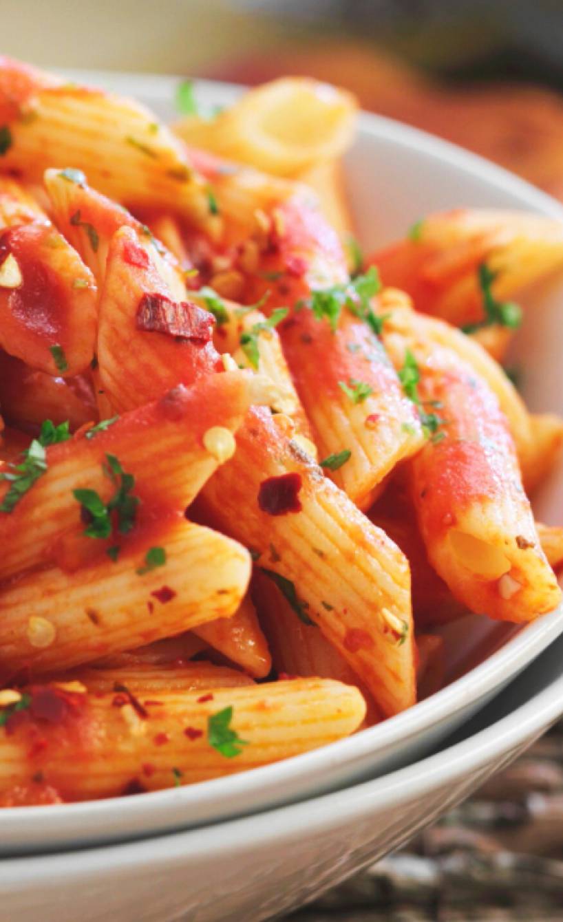 Penne mit scharferSauce auf einem Teller