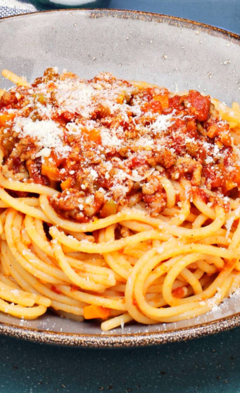 Spaghetti mit Fleischsauce auf einem Teller