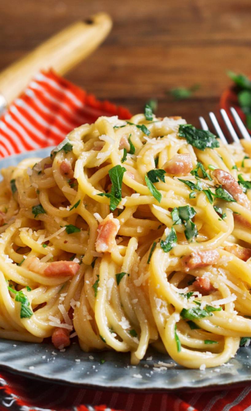 Typisch italienisches Pasta Carbonara auf einem Tisch
