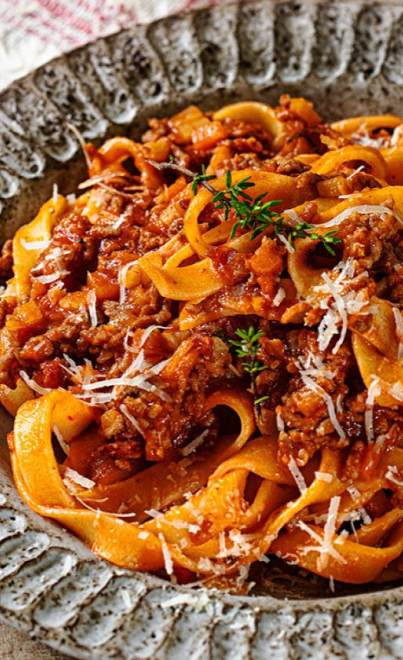 Tagliatelle mit Ragu auf einem Teller