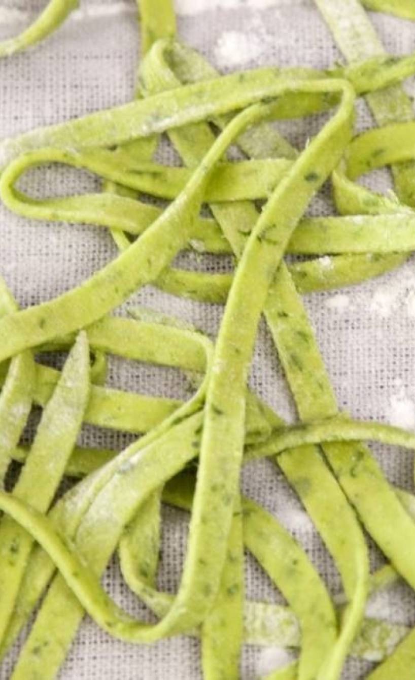 Selbst gemachte Tagliatelle auf einem Küchentuch