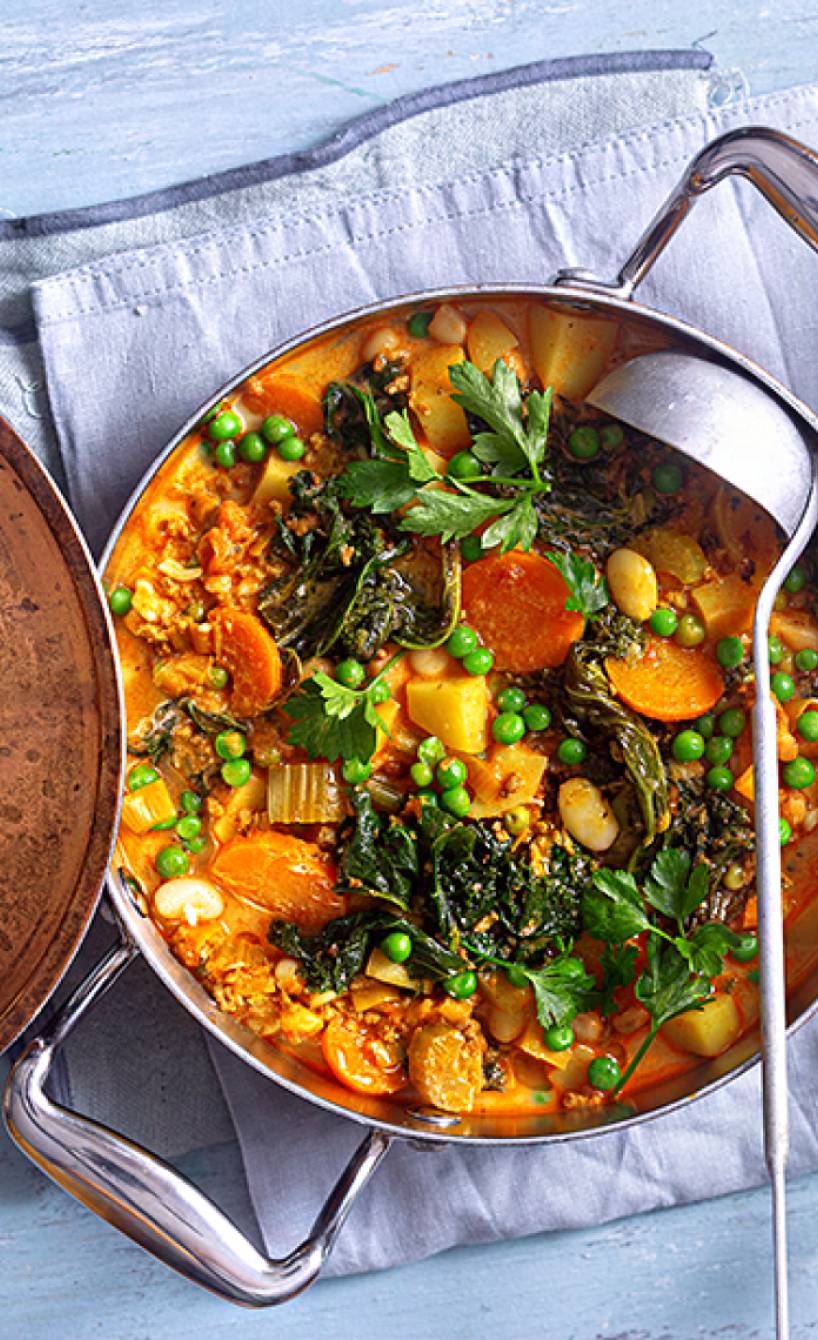 Typisch italienisches Essen wie Ribollita-Eintopf auf einem Tisch
