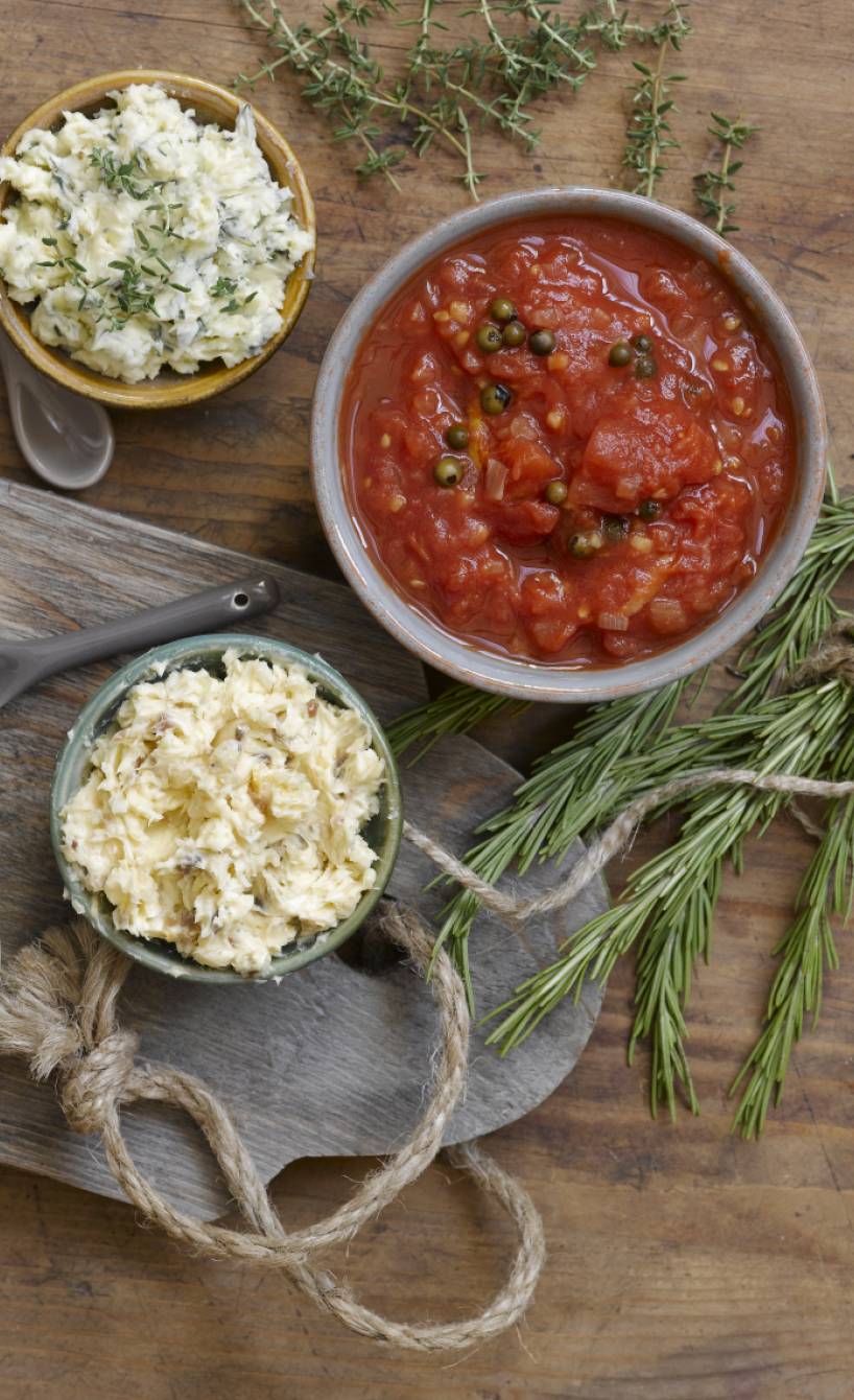 Verschiedene italienische Gewürze zum Koche auf einem Tisch