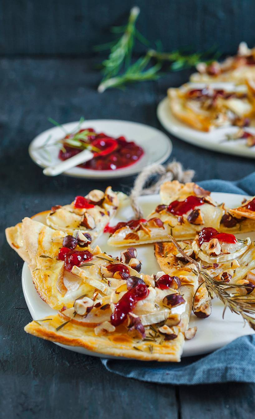Ziegenkäseecken mit Birne, Rosmarin, Haselnüssen und Preiselbeeren
