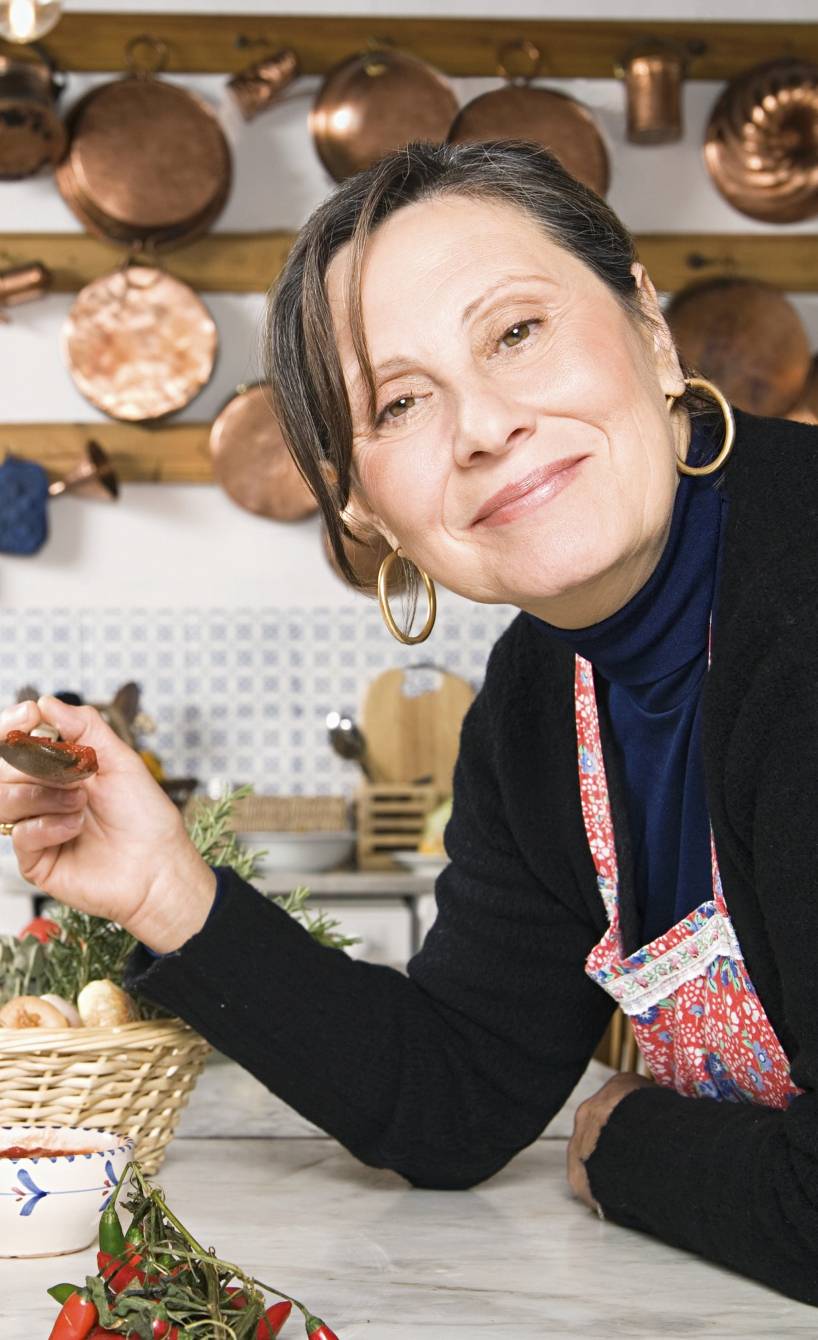Mutter und Tochter in einer Küche in Italien beim Kochen