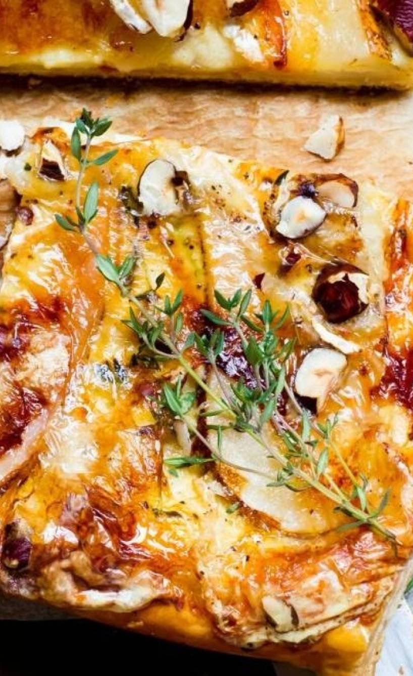 Birnen-Käse-Blätterteigtarte auf einem Backblech