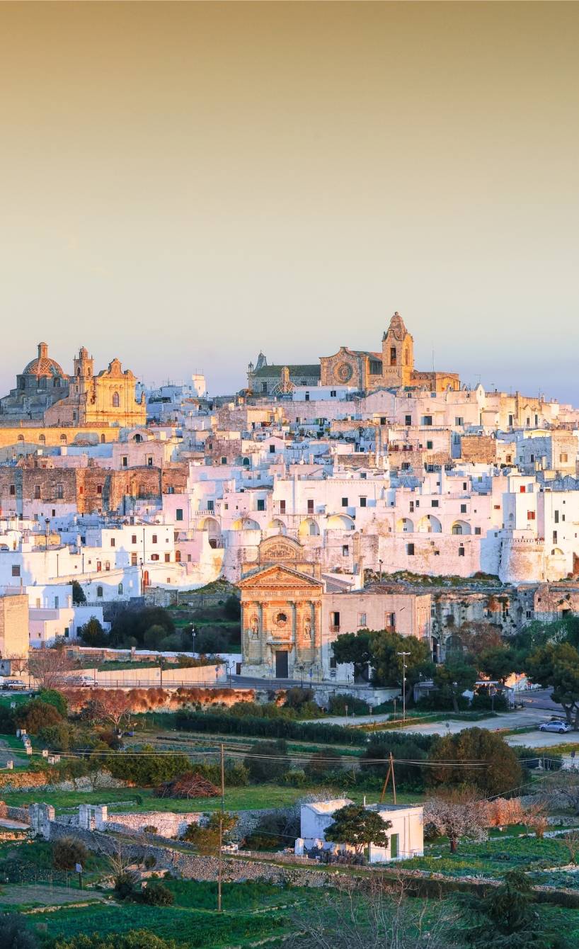 Die weiße Statt Ostuni und die Madonna Della Grata Kirche aus der Entfernung