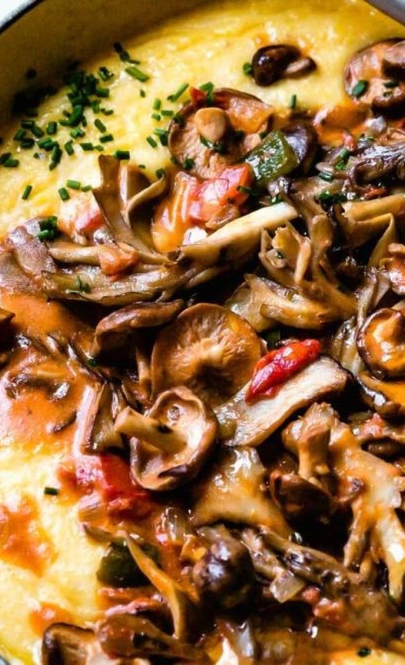 Polenta und Pilze in einem Topf