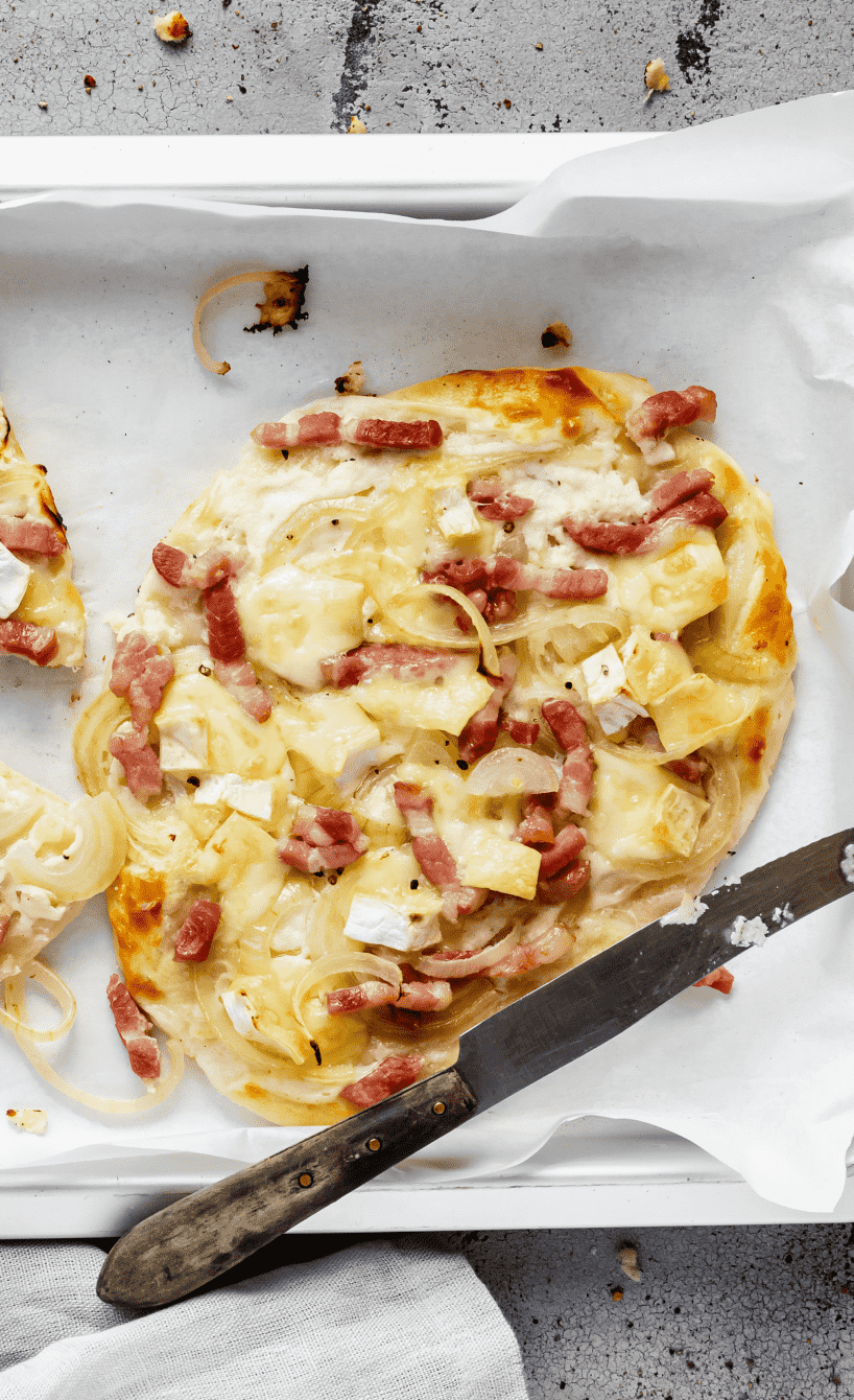 Flammkuchen mit klassischem Belag