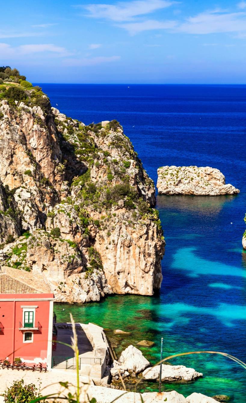 Blick auf die felsige Küste von Scopello