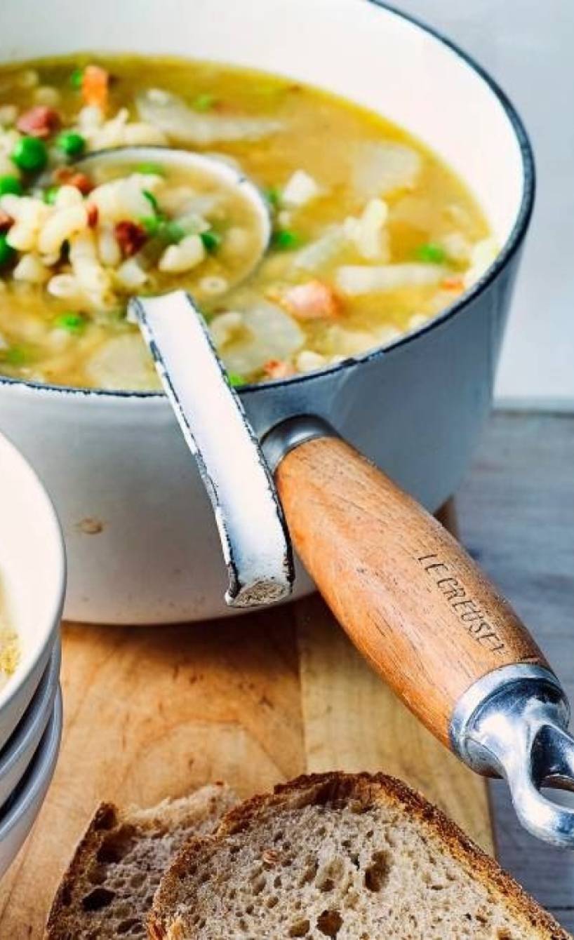Minestrone mit Fenchel auf einem Tisch