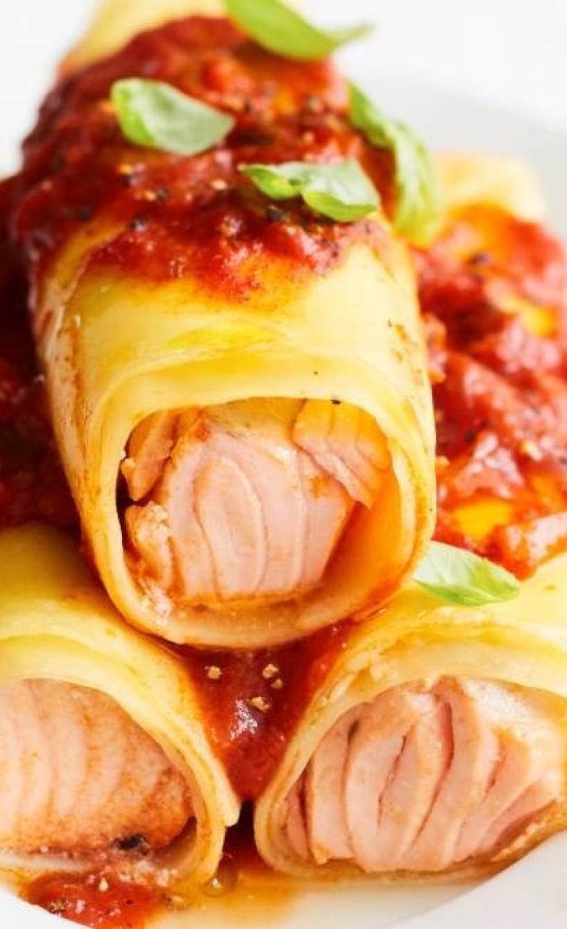 Canneloni mit Lachs auf einem Teller